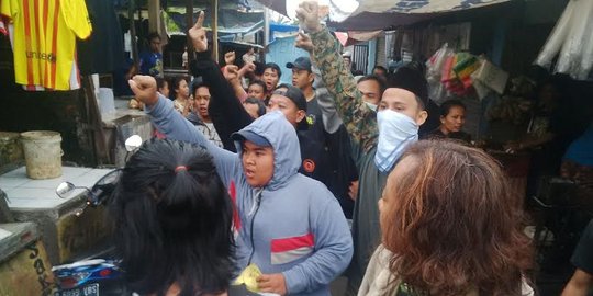 Didemo warga, Ahok dievakuasi naik angkot ke Polsek Kebon Jeruk