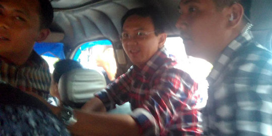 Lihat video Ahok didemo & dievakuasi, Anies sebut 'this not good'