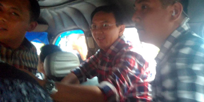 Lihat video Ahok didemo & dievakuasi, Anies sebut 'this not good'