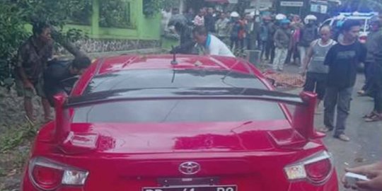 Mobil pecah ban & oleng, polisi tabrak pengendara motor hingga tewas