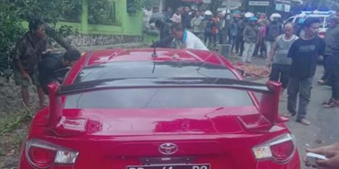  Mobil  pecah ban oleng polisi tabrak  pengendara motor 