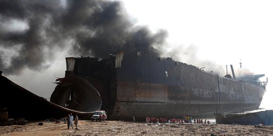 Kapal tanker terbakar di Pakistan, 18 ABK tewas