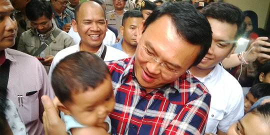 Ahok kebingungan tenangkan balita menangis, ibu-ibu tertawa geli