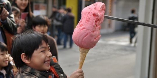 krim turki yang dijual dengan aksi akrobat