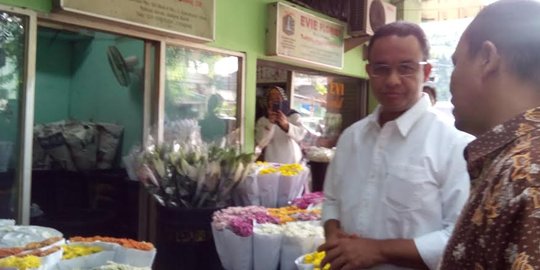 Anies pidato, warga malah rebutan nasi kotak