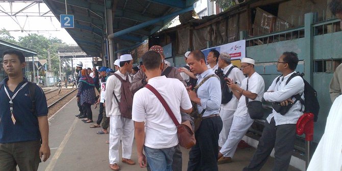 Jelang aksi, pendemo Ahok mulai padati stasiun kereta 