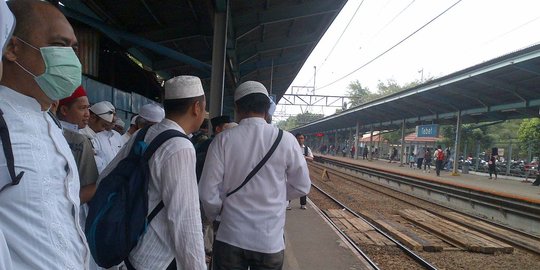 Ribuan demonstran Ahok gunakan kereta, stasiun Bekasi penuh