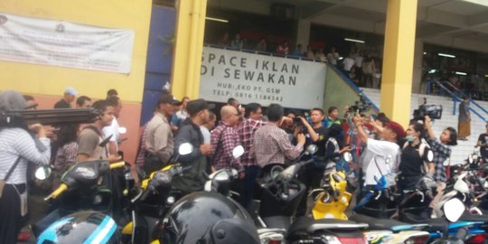 Bertemu massa FPI di Pasar Pramuka, Djarot lambaikan salam dua jari