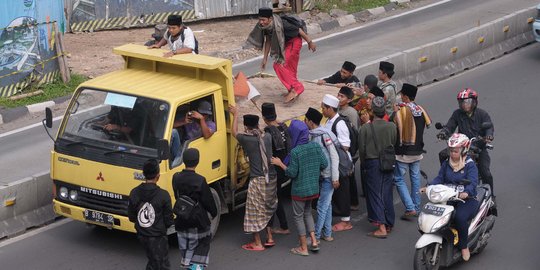 Pedemo Ahok cegat truk untuk nebeng menuju Istiqlal