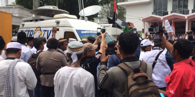 Terprovokasi, massa anti-Ahok usir mobil liputan MetroTV 