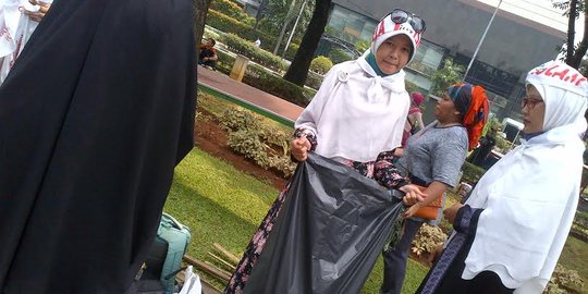 Takut Jakarta kotor, pendemo perempuan jadi Satgas Kebersihan