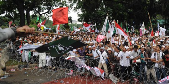 Aksi pendemo Ahok merangsek masuk Jalan Merdeka Utara