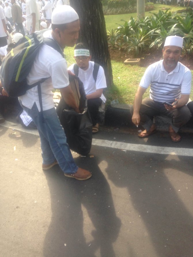 pendemo memunguti sampah