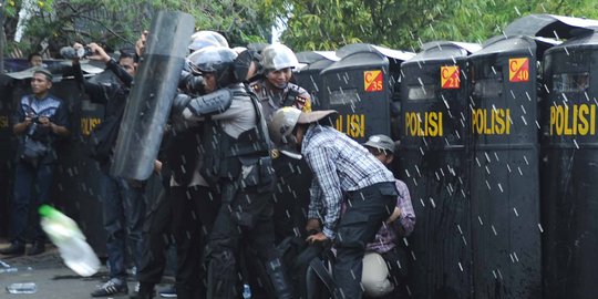 Memaksa masuk ke Istana, pendemo Ahok saling dorong dengan polisi