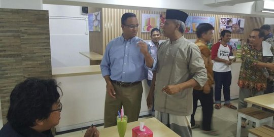 Ke kantin Kemendikbud, Anies didoakan menang oleh penjual pecel lele