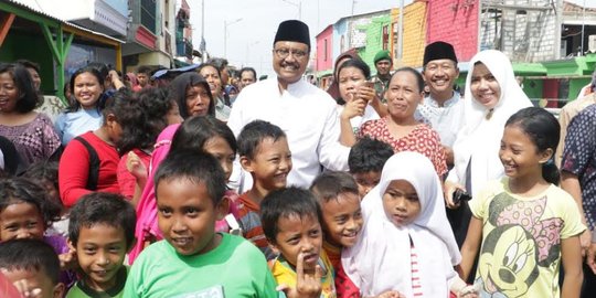 Melihat Gus Ipul dan Iwan Fals ngecat bareng di Desa Kelir Gresik