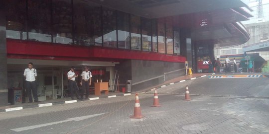 Sejumlah petugas berjaga di depan Plaza Kenari Mas Jakarta Pusat