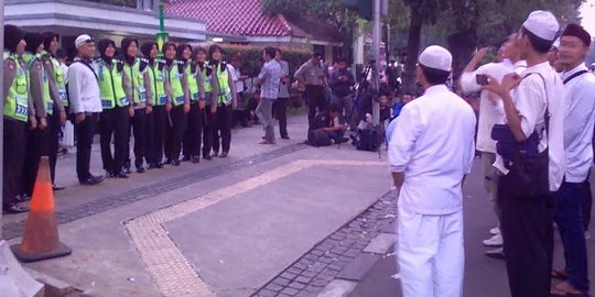 Massa demo Ahok di Balai Kota mulai bubarkan diri