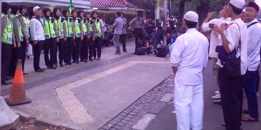 Demonstran mulai bubar, polwan sibuk layani selfie bareng