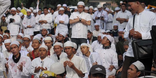 Sebelum bubar, massa gelar salat Magrib berjemaah di depan Istana
