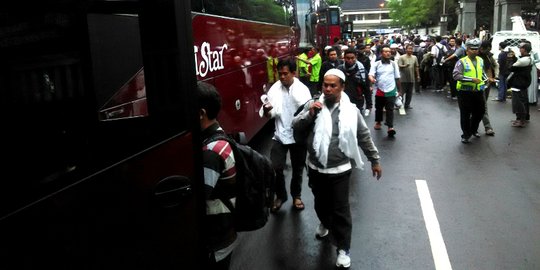 Hujan deras mengguyur 2 ribuan demonstran 4 November di Banyumas