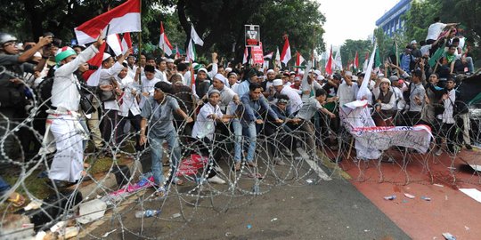 Massa HMI bakar ban & lempari batu, 2 polisi luka