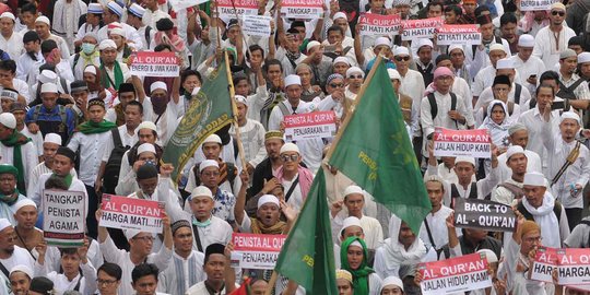 Massa beratribut HMI rusuh, anggota FPI lindungi polisi