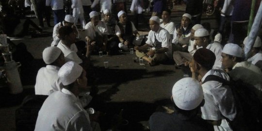 Usai salat berjemaah, massa berdoa untuk keselamatan