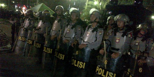 Massa terus merangsek maju, polisi bertahan di depan Istana