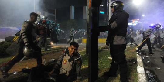 Kerusuhan di depan Istana mereda, massa bergeser ke DPR