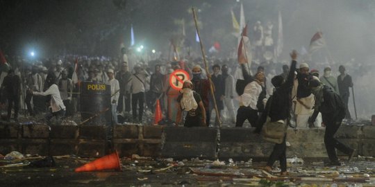 Mencekamnya bentrokan pendemo Ahok dan polisi