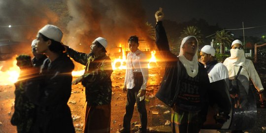 Bentrokan massa pendemo dan polisi juga terjadi dekat rumah Ahok
