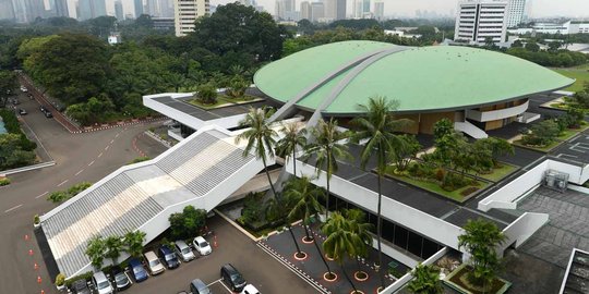 Massa menuju gedung DPR untuk menginap