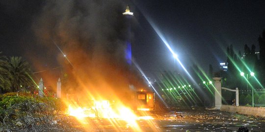 Ngamuk, pendemo Ahok bakar mobil polisi di Monas