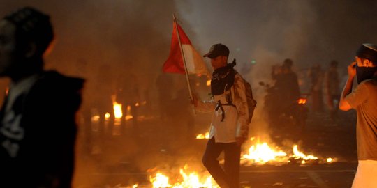 Massa terus bertambah, polisi bertahan di sekitar Polsek