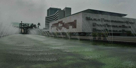 Gedung DPR diambil alih TNI dan Polri, demonstran dilarang masuk