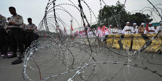 Pagi ini, petugas kebersihan berjibaku pungut sampah di lokasi demo