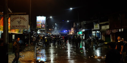 Mencekamnya malam bentrokan di Muara Baru