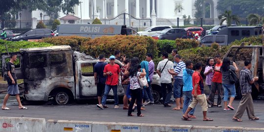 Bangkai mobil sisa demo 4 November jadi tontonan warga