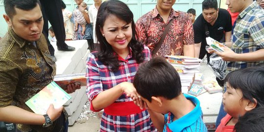 Kondangan di Petamburan, Djarot dan Heppy bagi buku ke anak-anak