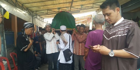 Isak tangis iring pemakaman pendemo Ahok tewas karena asma