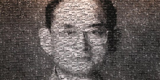 Wajah Raja Bhumibol dari kolase ribuan foto