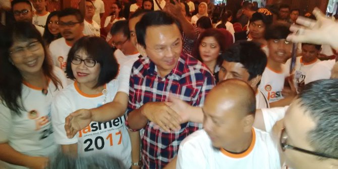 Datangi Jasmev, Ahok jadi rebutan swafoto para relawan