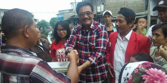 Djarot dan istri kompak bagi-bagi buku untuk anak-anak