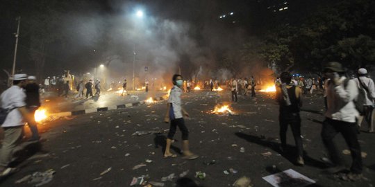 Bentrok demo Ahok, 3 bus Transjakarta dan pintu Monas rusak
