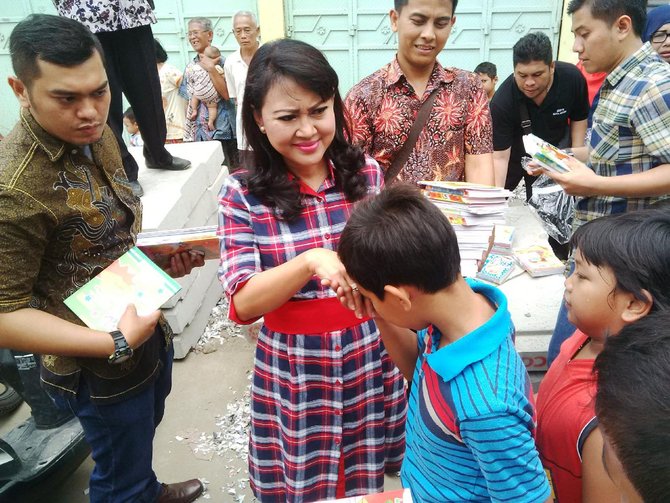 djarot bagi buku gratis di petamburan