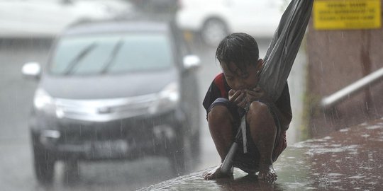 Hari ini, Jakarta diprediksi hujan petir siang hingga malam