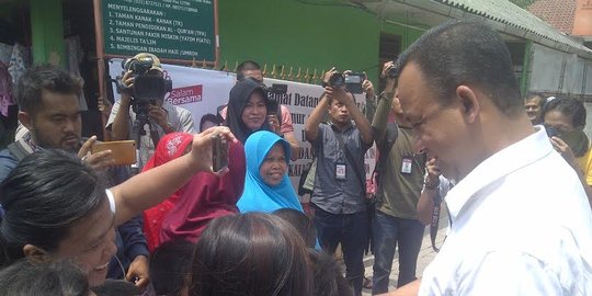 Sambangi warga Kalisari, Anies Baswedan disebut ibu-ibu pria idaman