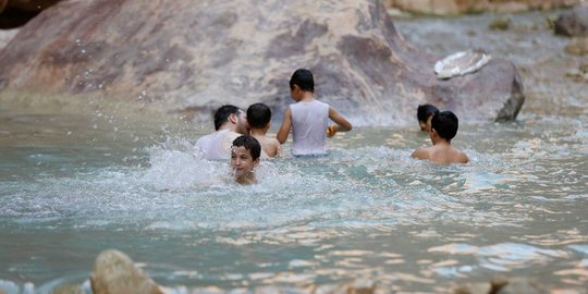 Menikmati kesegaran mandi di aliran sungai lembah Al-Zahra