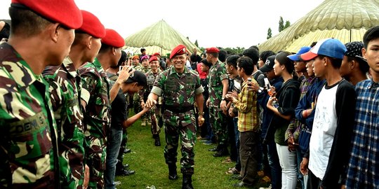 Panglima TNI minta prajurit tetap sabar walau dilempari batu